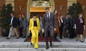 La ministra de Vivienda, Isabel Rodríguez, y el presidente del Gobierno, Pedro Sánchez, durante el encuentro con organizaciones sociales y representantes del sector de la vivienda, a 22 de octubre de 2024.