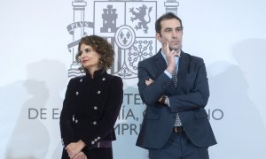 La vicepresidenta primera y ministra de Hacienda, María Jesús Montero, con el nuevo ministro de Economía, Carlos Cuerpo, durante el acto de traspaso de cartera. E.P./Alberto Ortega / Europa Press