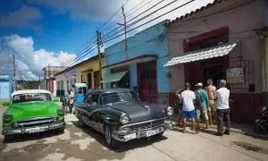 Varios vehículos clásicos transitan por una calle en el pueblo de Bejucal, provincia Mayabeque, a 22 de octubre de 2024.