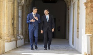 El presidente del Gobierno, Pedro Sánchez (i), y el primer ministro de la República Portuguesa, Luís Montenegro (d)