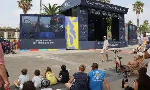 Aficionats mirant la primera competició de la Copa Amèrica de Vela al Race Village