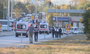 Ambulancias y vehículos de Policía en el lugar donde se ha producido el atentado a las afueras de Ankara, en Turquía.