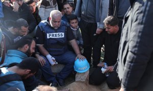 Varios periodistas durante el funeral de un compañero en Rafah, en la Franja de Gaza.