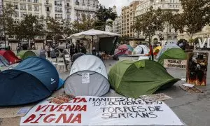 Tiendas de campaña con carteles durante la acampada de vivienda en la Plaza del Ayuntamiento de València.