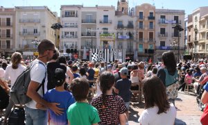 La plaça del Mercadal de Reus s'ha omplert de gom a gom sota un bat de sol durant la representació de l'espectacle 'MAMA XTREME in Wonderland' al Trapezi