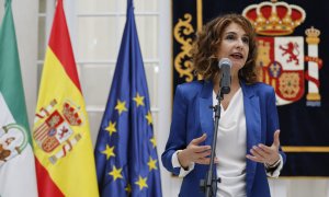 La vicepresidenta primera del Gobierno y ministra de Hacienda, María Jesús Montero, en una comparecencia ante los medios tras la clausura de una jornada de la intervención General de la Administración del Estado, en Sevilla. EFE/ Jose Manuel Vidal