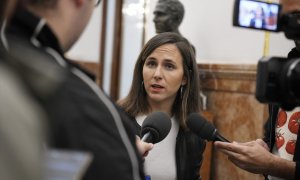 La secretaria general de Podemos, Ione Belarra, ofrece declaraciones a los medios tras una plenaria en el Congreso de los Diputados.