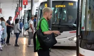 Un noi agafant la targeta abans d'entrar al bus