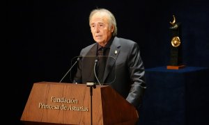 El cantautor Joan Manuel Serrat, premio Princesa de Asturias de las Artes 2024, interviene durante la ceremonia de entrega de este viernes