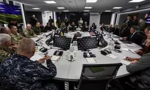 El secretario de Defensa de EEUU, Lloyd Austin, en una reunión con el ministro ucraniano de Defensa, Rustem Umerov, y otros altos oficiales militares, en su reciente visita a Kiev. REUTERS/Stringer