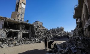 Un grupo de palestinos entre las ruinas de un ataque israelí en Jan Yunis, en la Franja de Gaza.