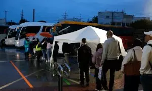 Cua de passatgers per agafar l'autobus des de Sant Vicenç de Calders cap a Tarragona