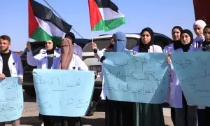 Trabajadores médicos palestinos protestan contra los ataques israelíes en los hospitales, el 23 de octubre de 2024.