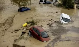 Estado en el que ha quedado los coches en la localidad malagueña de Álora tras el desborde del río Guadalhorce debido a las lluvias torrenciales, a 29 de octubre de 2024.