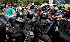 Un grupo de personas se enfrenta a la policía durante una marcha de miembros de la Asociación Trabajadores del Estado (ATE) en Buenos Aires (Argentina).