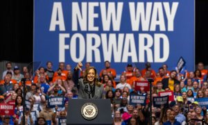 Kamala Harris pronuncia un discurso en un mitin de campaña en Madison, Wisconsin.