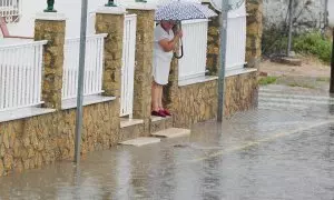 Fuertes lluvias en una carretera de Sevilla.