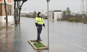 Un hombre se protege de la lluvia.