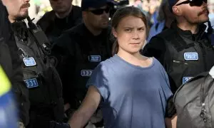 Un grupo de policías retiene a la activista climática sueca Greta Thunberg después de participar en una manifestación organizada por Extinction Rebellion en Helsinki. E.P./Omar Ashtawy / Zuma Press EUROPA PRESS