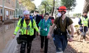 Una metgessa i un infermer voluntaris caminant per la zona devastada de Paiporta.