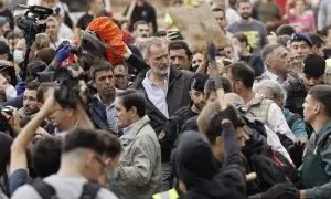 El rey Felipe VI y Carlos Mazón, increpados durante su visita a Paiporta este domingo.