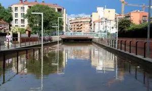 Pas subterrani inundat a l'avinguda de la Pineda de Castelldefels.