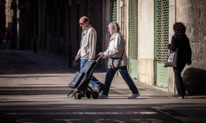 Dos veïns passegen per Barcelona, en una imatge d'arxiu