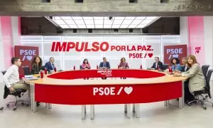 El secretario general del PSOE y presidente del Gobierno, Pedro Sánchez, preside una reunión del equipo de la ponencia marco del 41º Congreso Federal con el lema ‘Impulso por la Paz’.