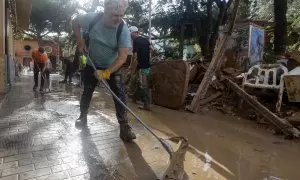 4/11/24. Vecinos y voluntarios colaboran en las labores de limpieza tras el paso de la DANA este lunes, en el municipio de Picanya (València).