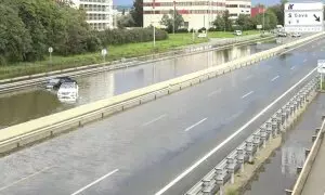 Captura de video de la carretera C-32, entre Castelldefels y Sant Boi, donde varios vehículos han quedado bloqueados por el agua acumulada por la intensa lluvia caída en las últimas horas en el sur de Cataluña y en Barcelona.