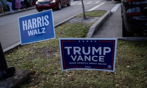 Carteles junto a un centro de votación en la Biblioteca del Condado de Palm Beach, en West Palm Beach (Florida, EEUU). REUTERS/Marco Bello