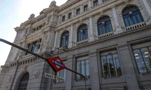 La entrada de la estación de metro junto al edificio del Banco de España. EFE/Emilio Naranjo