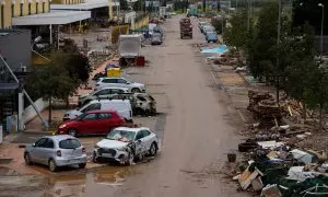 Varios vehículos destrozados tras el paso de la DANA.