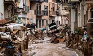 Voluntarios limpian los desperfectos ocasionados por la DANA, a 4 de noviembre de 2024, en Paiporta,