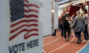 La gente vota en un colegio electoral el día de las elecciones en el distrito de Brooklyn de la ciudad de Nueva York, el 5 de noviembre de 2024.