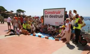 Un acte de protesta a Calella de SOS Costa Brava