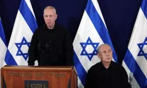 Imagen de archivo del Primer Ministro de Israel, Benjamin Netanyahu (izq.), y el Ministro de Defensa, Yoav Gallant (dcha.), en una conferencia de prensa en la base militar de Kirya, en Tel Aviv, Israel.