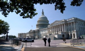 Fotografía de archivo del 9 de septiembre de 2024 de personas caminando frente al Capitolio, sede del Congreso estadounidense, en Washington.