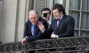 El presidente de Argentina Javier Milei (d) junto a Gerardo Werthein, saludando desde un balcón del Palacio San Martín en la sede de la Cancillería Argentina, en Buenos Aires (Argentina) en una fotografía de archivo