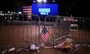 Una bandera estadounidense en la noche de las elecciones en la Universidad Howard, en Washington.