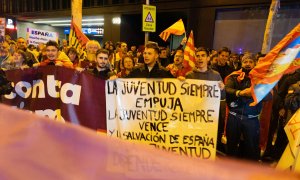 Jóvenes detrás de una pancarta de Revuelta, durante las protestas de 'Noviembre Nacional' en Ferraz.