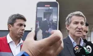 El presidente del Partido Popular, Alberto Núñez Feijóo (d), y el president de la Generalitat, Carlos Mazón, durante su visita este jueves el Centro de Coordinación de Emergencias de la Comunitat Valenciana.