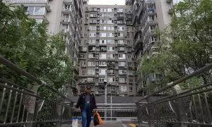 Un hombre cruzo un puente cerca de un edificio residencial en Pekín. REUTERS/Florence Lo