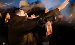 Un manifestante de ideología fascista hace el saludo nazi durante una concentración en París, a 20 de octubre de 2022.