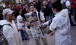 Miles de personas han salido a las calles de València en protesta por la gestión de la DANA bajo el lema "Mazón dimisión".