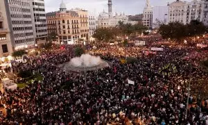 Miles de personas se manifiestan en València contra Mazón por su gestión de la DANA.