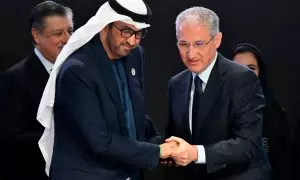 El presidente de la COP28,  Sultan Ahmed Al Jaber, pasa el testigo al presidente de la COP29, Mukhtar Babayev, a 11 de noviembre de 2024.