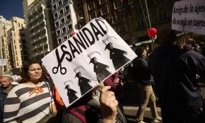 Varias personas marchan en la manifestación convocada por entidades sociales, profesionales de la sanidad y organizaciones sindicales por la defensa del sistema sanitario público madrileño, a 26 de marzo de 2023, en Madrid (España). Imagen de archivo.