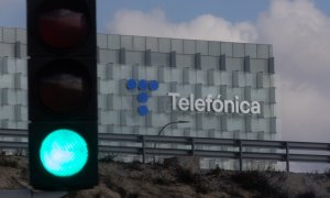 Un semáforo en verde cerca de la sede operativa de Telefónica, en la zona norte de Madrid. E.P./Eduardo Parra / Europa Press