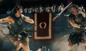 Paul Mescal y Pedro Pascal, en una de las escenas de lucha de la película 'Gladiator II'.